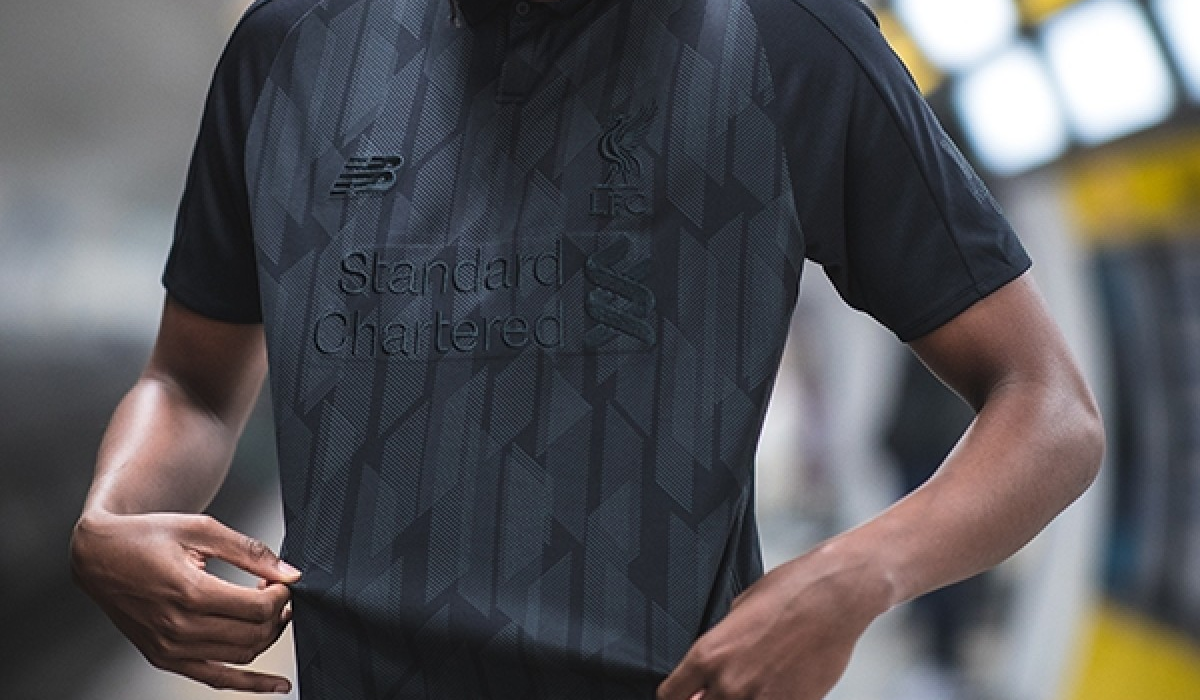 zwart-liverpool-voetbalshirt-d.png