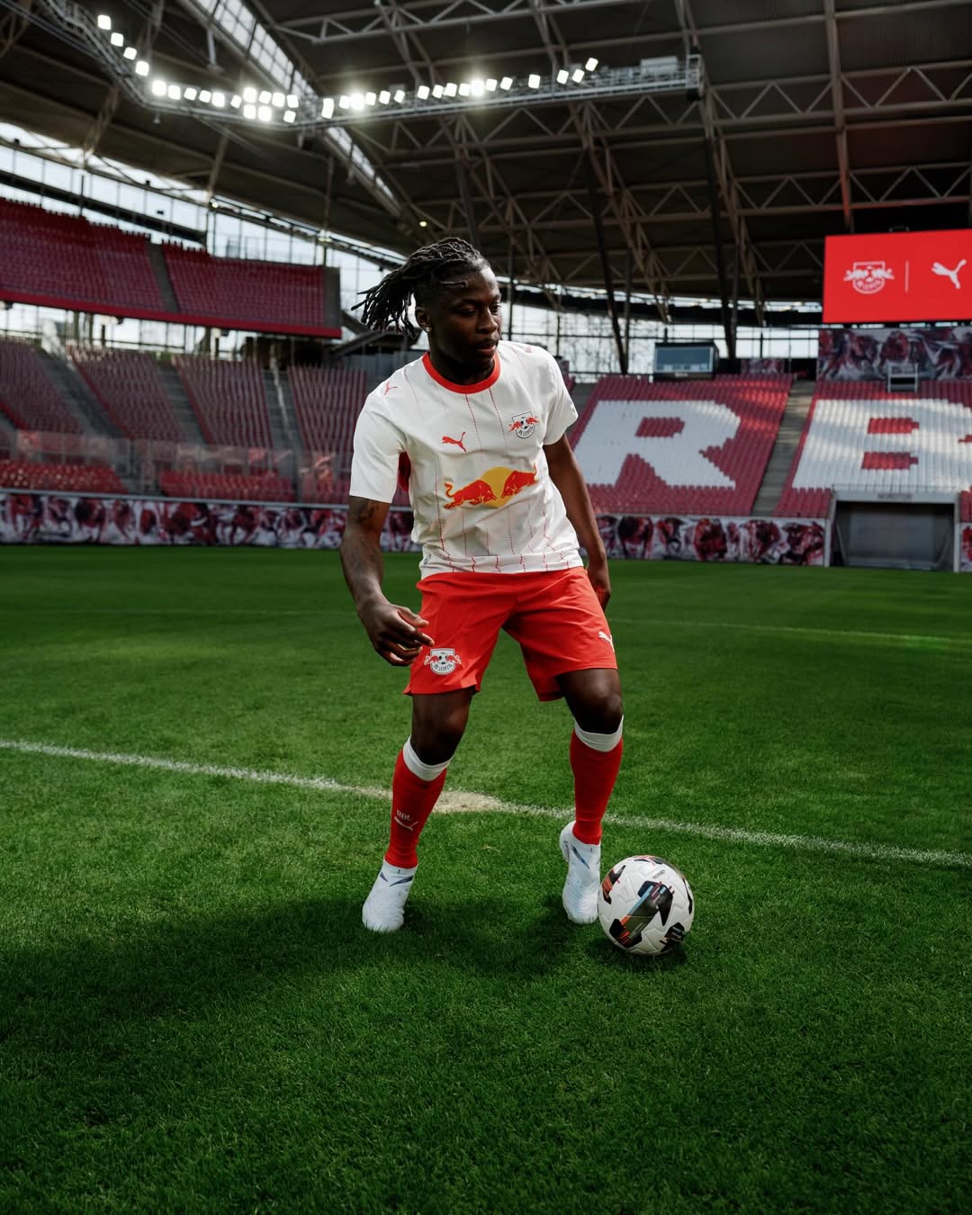 Red Bull Leipzig Heimtrikot 2026-2027 vom Stadion inspiriert