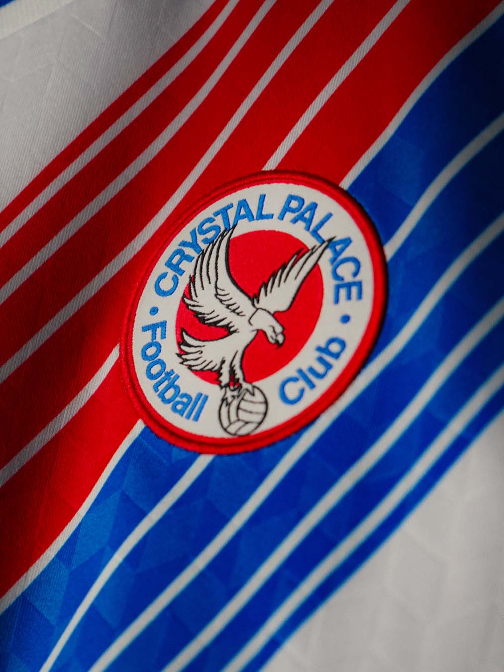 Das Crystal Palace Heimtrikot 2026-2027 zeigt die ikonische Sash!
