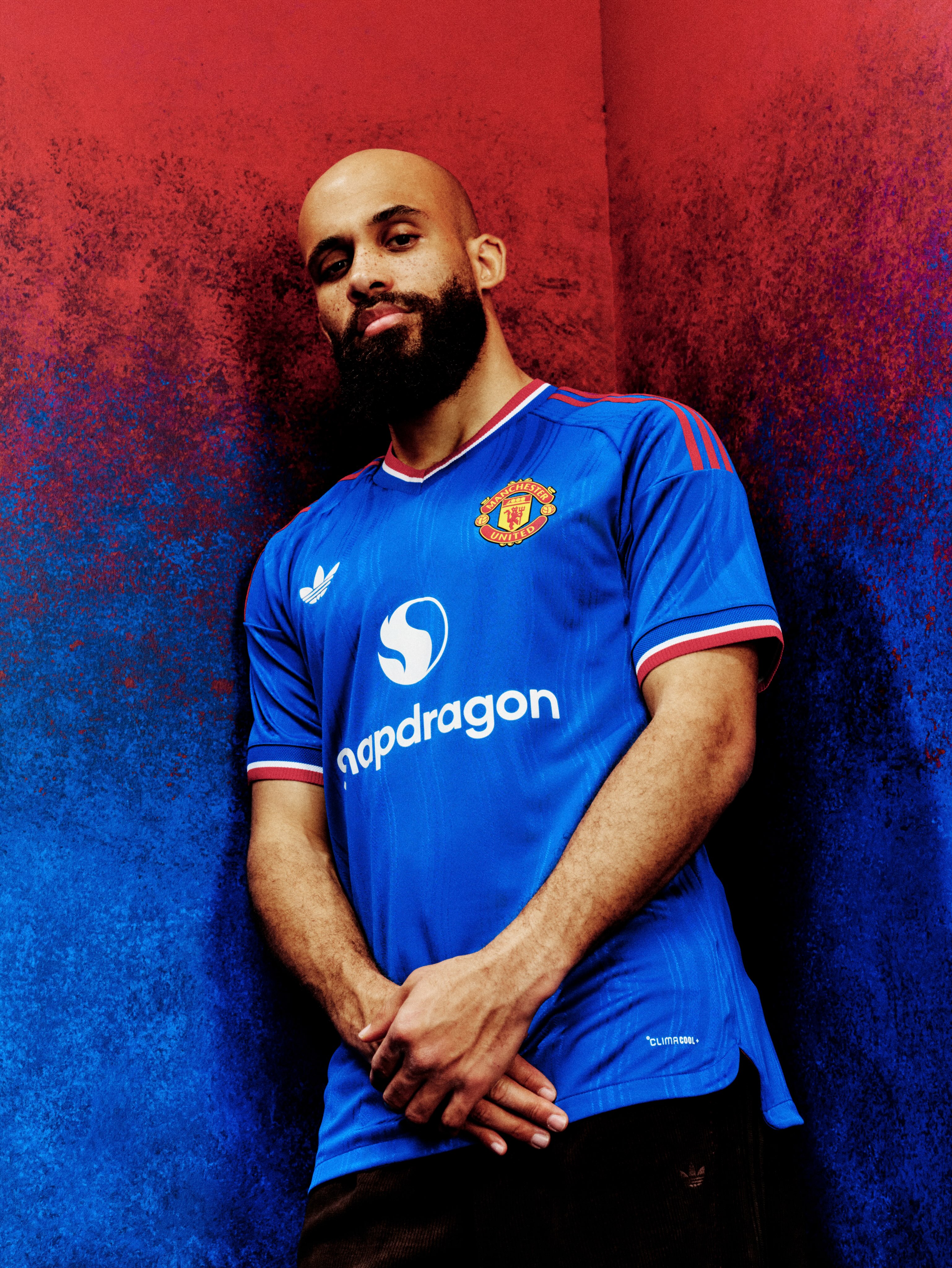 Das Manchester United Auswärtstrikot 2026-2027 bringt das ikonische blaue Design zurück