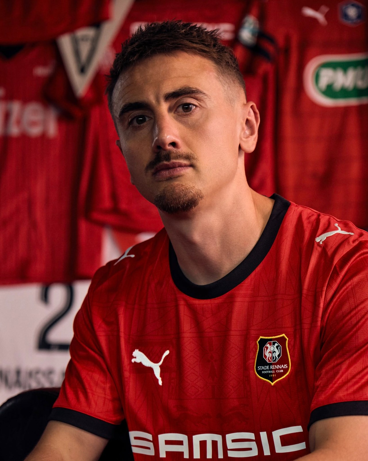 Stade Rennes Heimtrikot 2026-2027 inspiriert vom historischen Zentrum