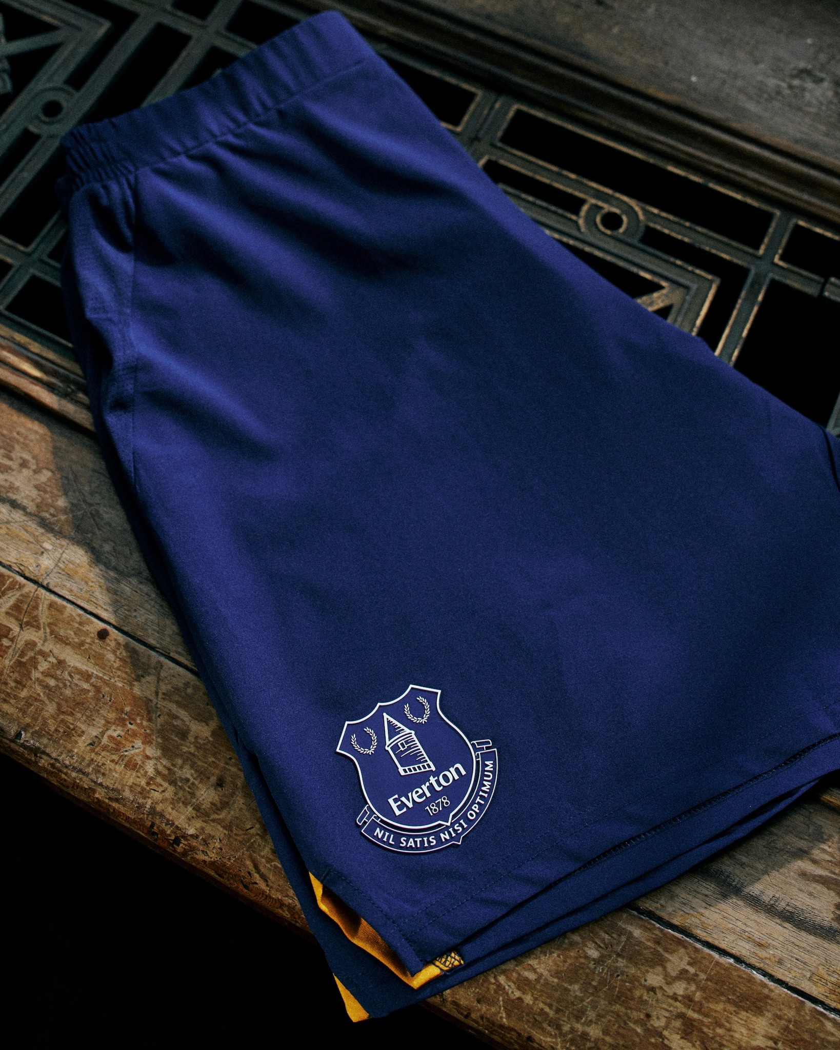 Die Everton Trikots 2026-2027 stehen im Zeichen einer neuen Ära!