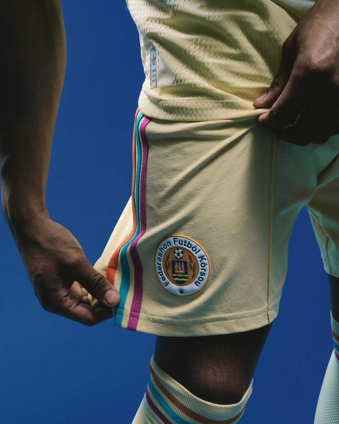 Das sind die Curaçao WM 2026 Trikots von adidas!