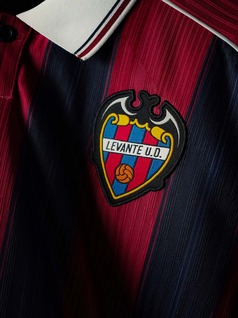 Levante Trikots 2026-2027: Eleganz in Blau und Bordeaux