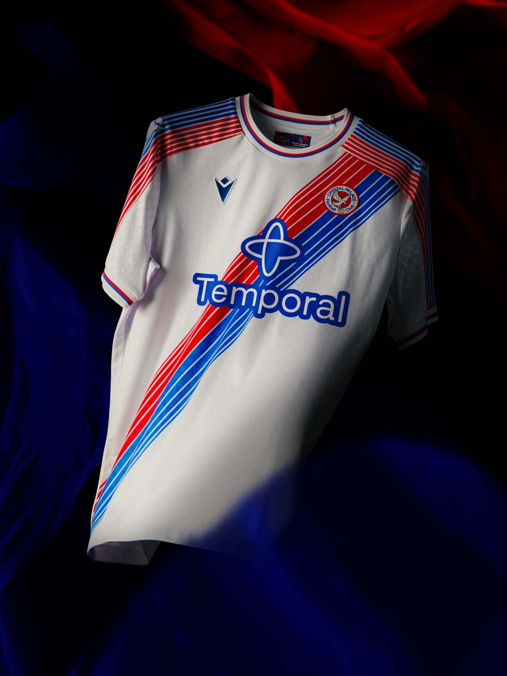 Das Crystal Palace Heimtrikot 2026-2027 zeigt die ikonische Sash!