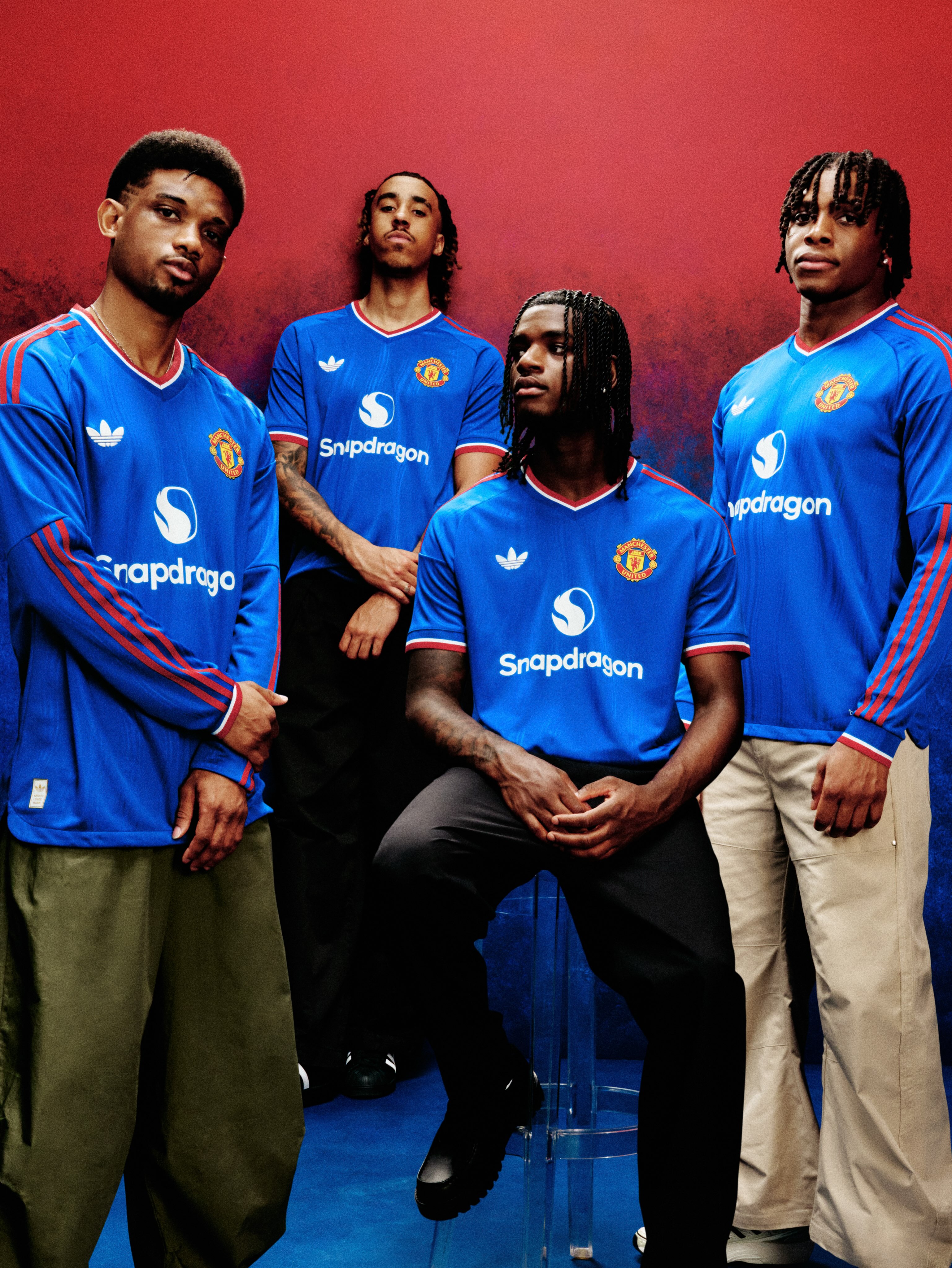 Das Manchester United Auswärtstrikot 2026-2027 bringt das ikonische blaue Design zurück