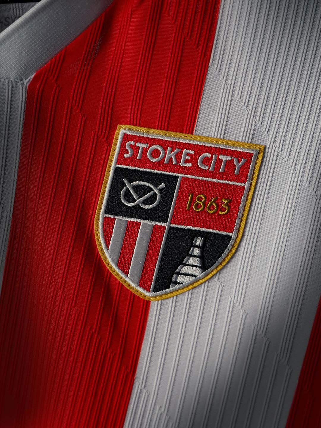 Das Stoke City Heimtrikot 2026-2027 mit neuem Vereinslogo