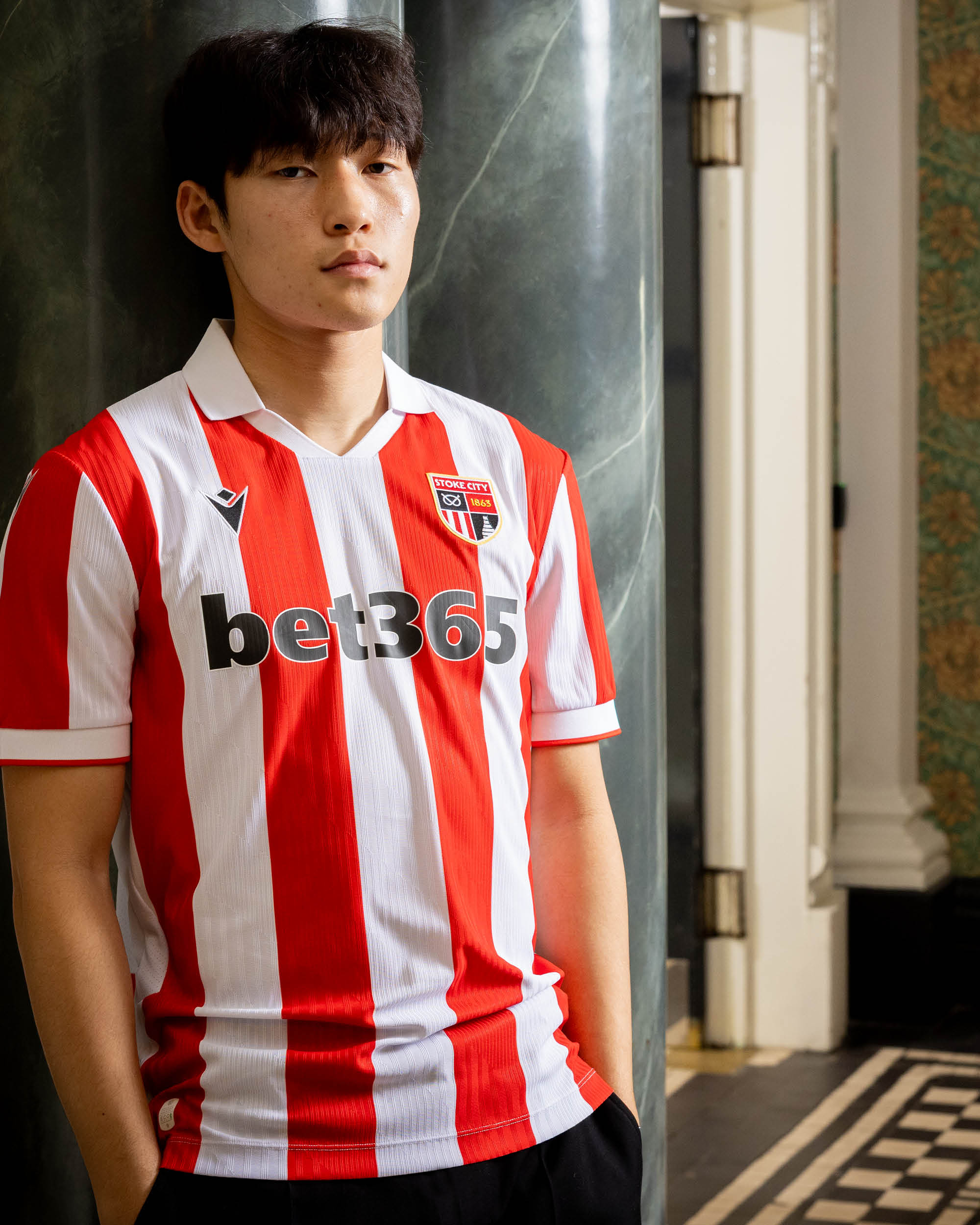 Das Stoke City Heimtrikot 2026-2027 mit neuem Vereinslogo