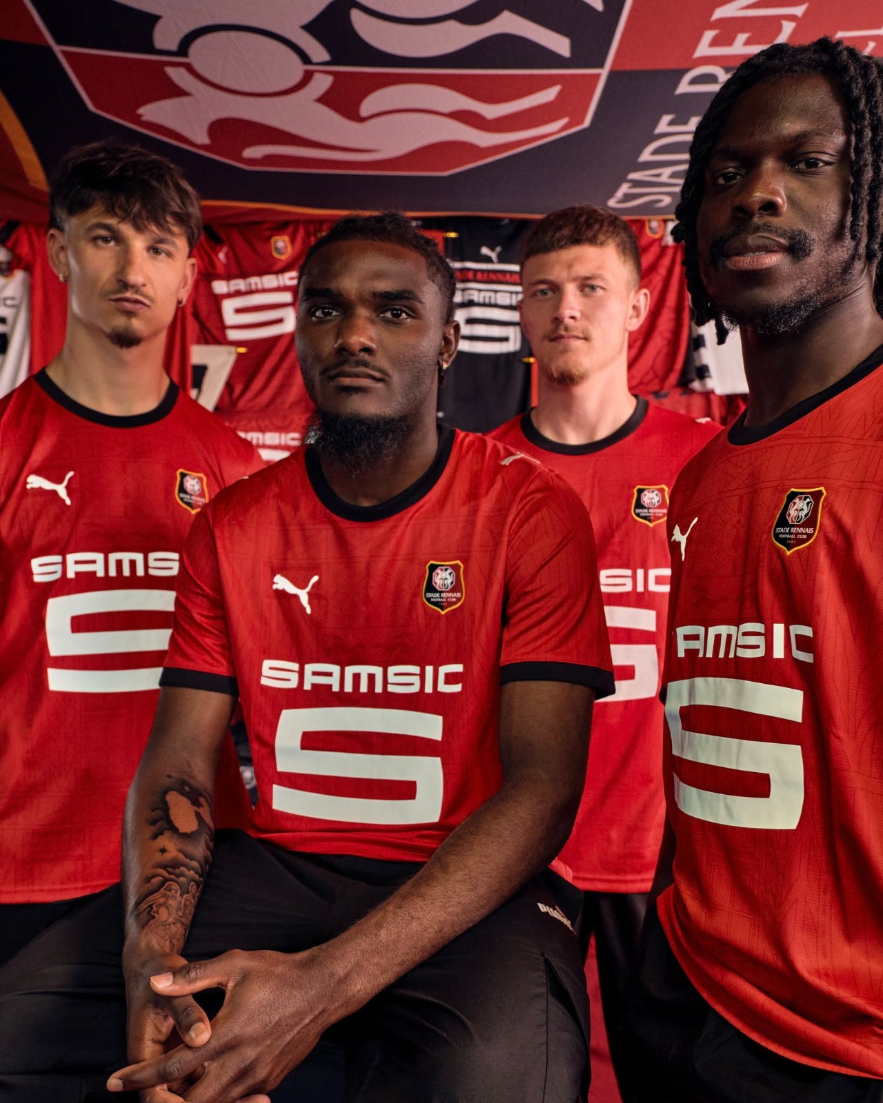 Stade Rennes Heimtrikot 2026-2027 inspiriert vom historischen Zentrum