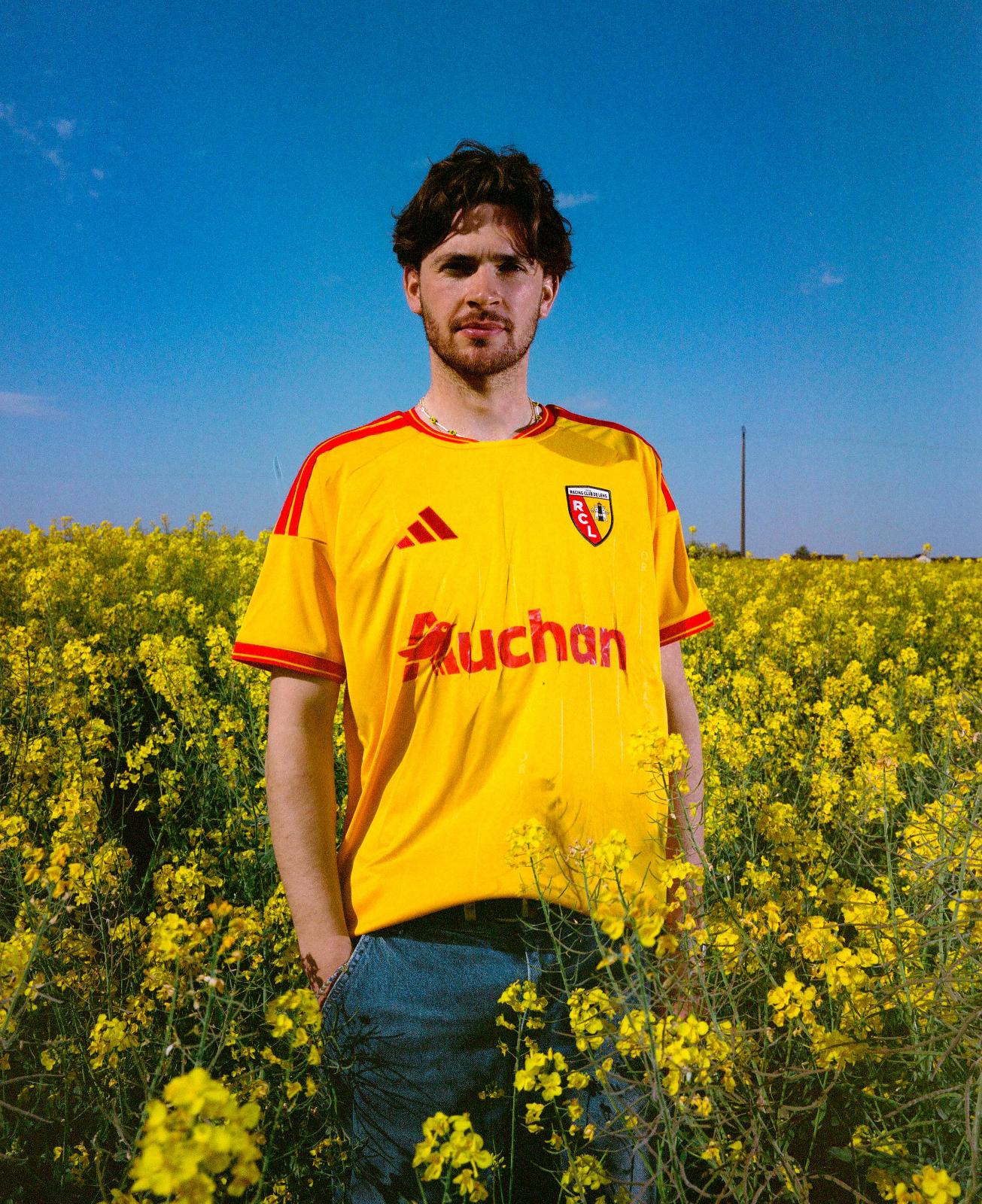 Das ist das RC Lens Heimtrikot 2026-2027 von adidas
