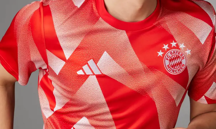  Dieses Aufwärmshirt trägt Bayern München während 2023-2024.