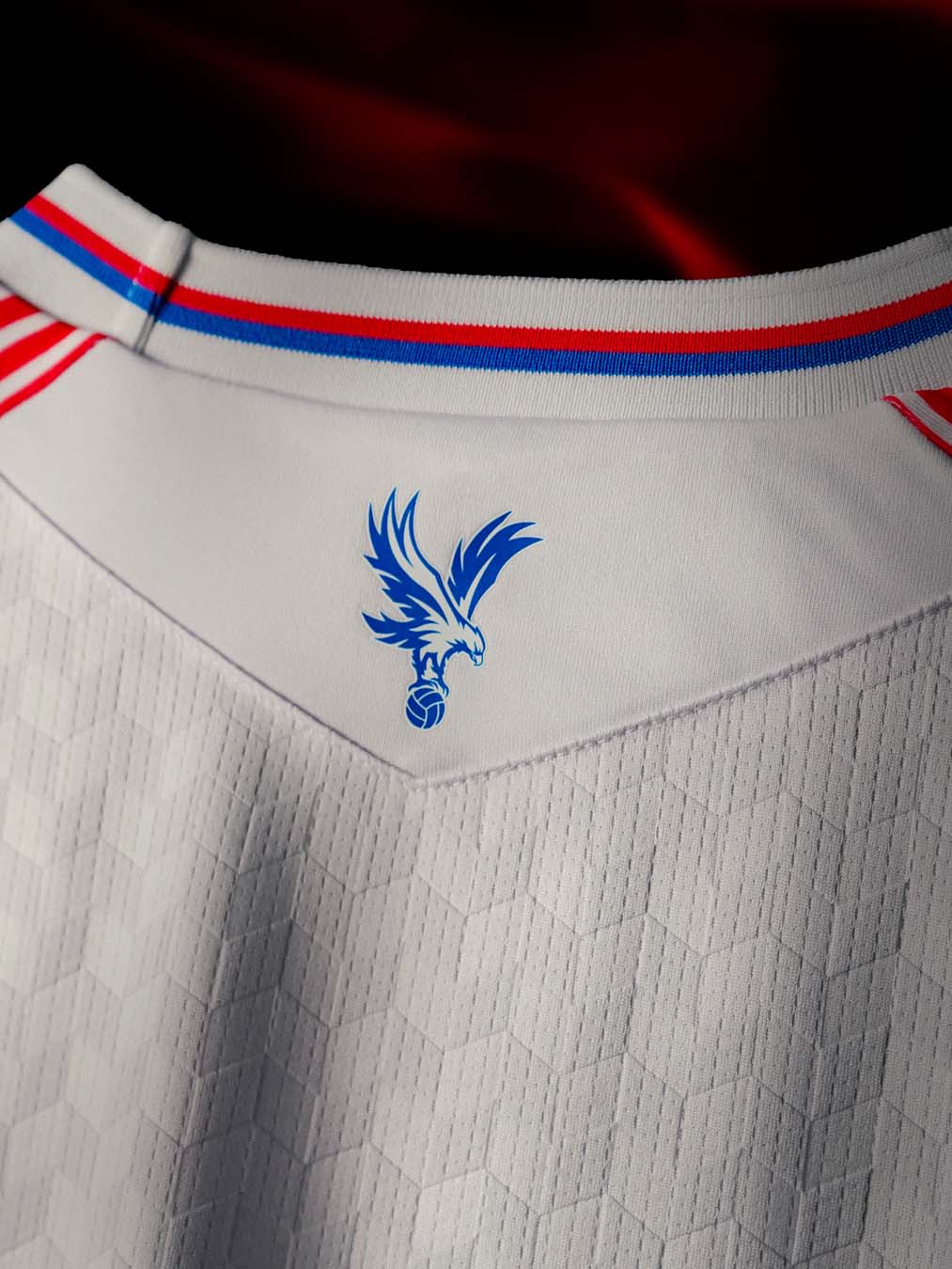Das Crystal Palace Heimtrikot 2026-2027 zeigt die ikonische Sash!