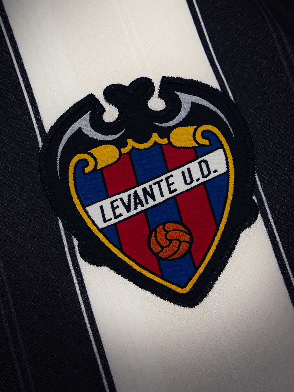 Levante Trikots 2026-2027: Eleganz in Blau und Bordeaux