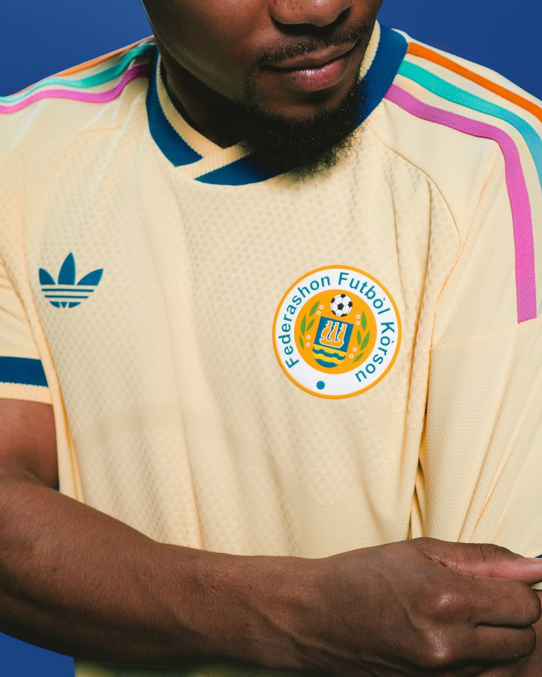 Das sind die Curaçao WM 2026 Trikots von adidas!