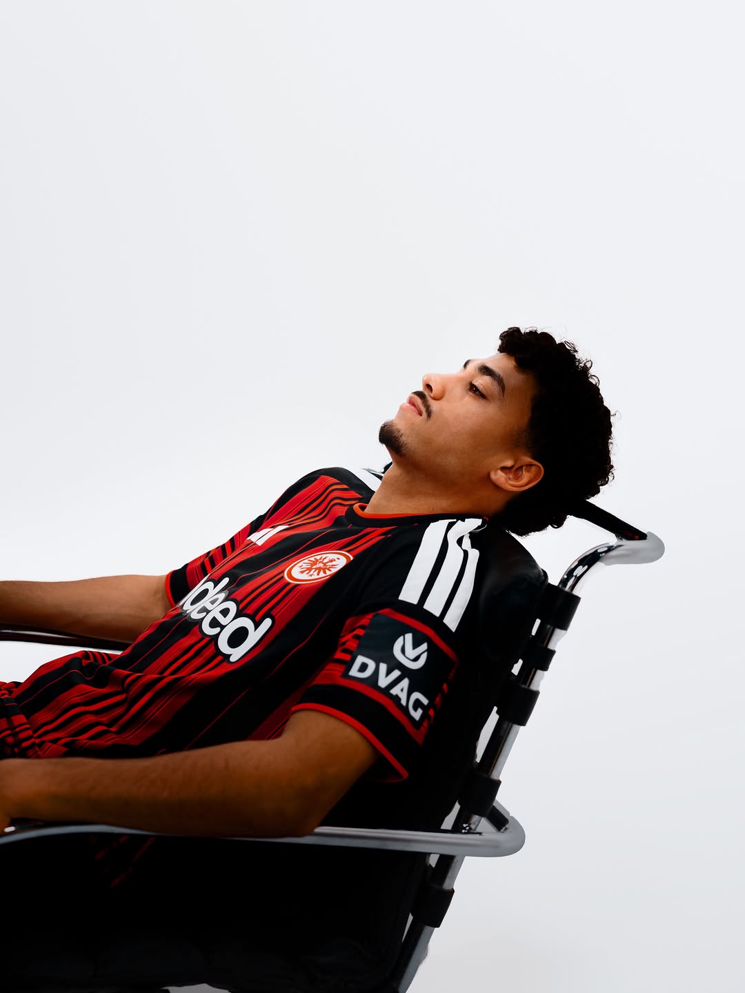Eintracht Frankfurt Heimtrikot 2026-2027 mit modernem Twist!