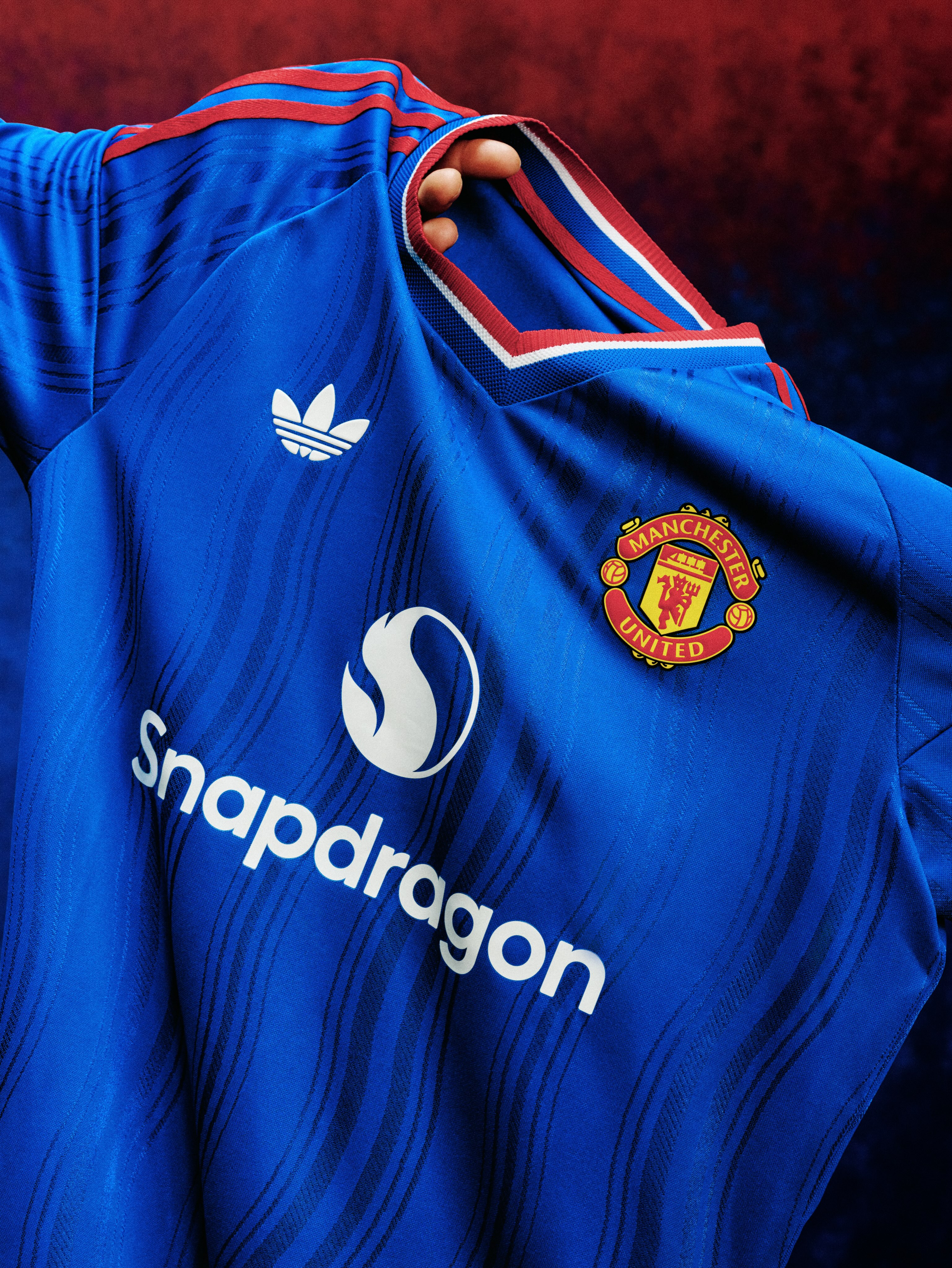 Das Manchester United Auswärtstrikot 2026-2027 bringt das ikonische blaue Design zurück