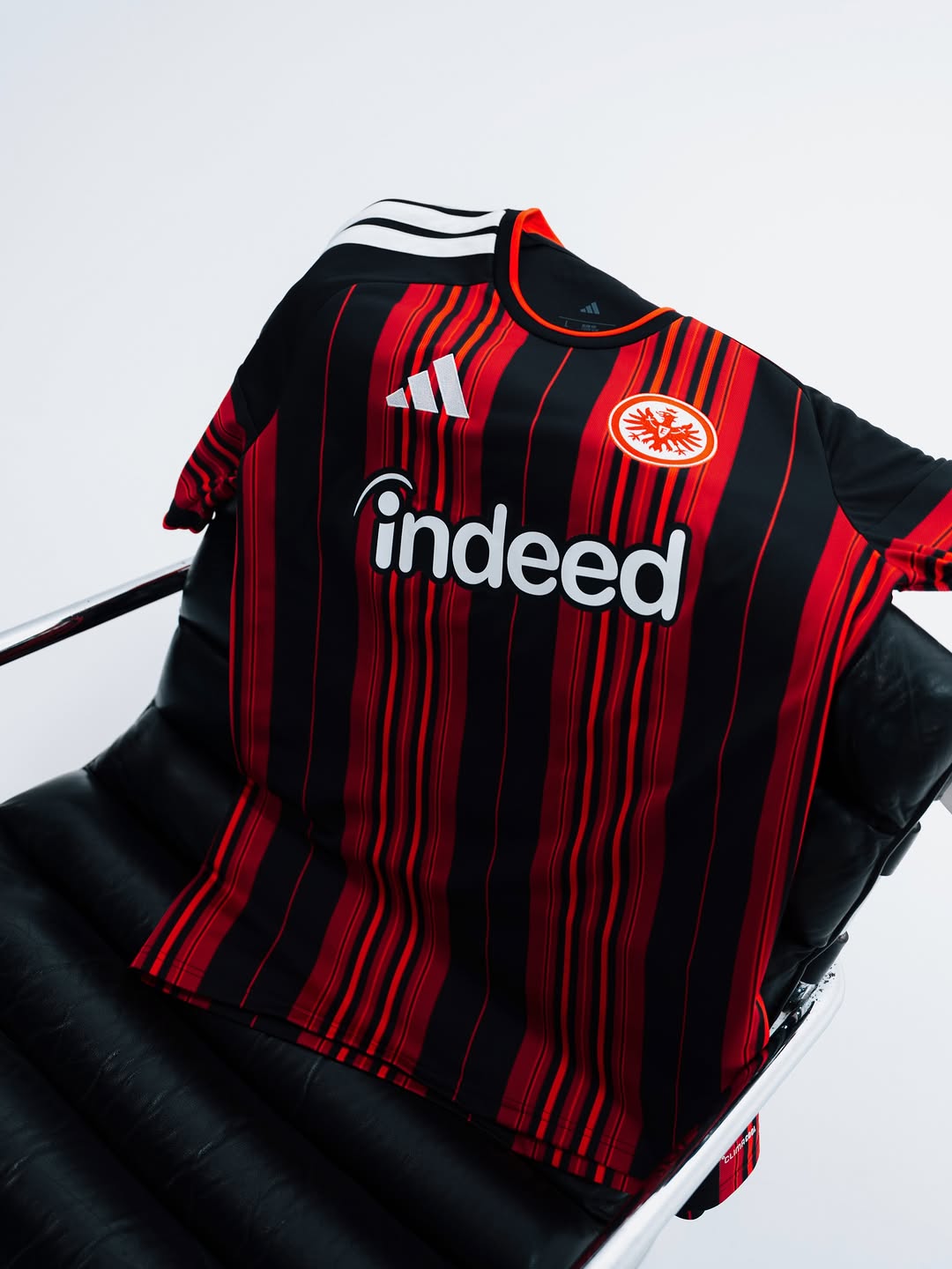 Eintracht Frankfurt Heimtrikot 2026-2027 mit modernem Twist!