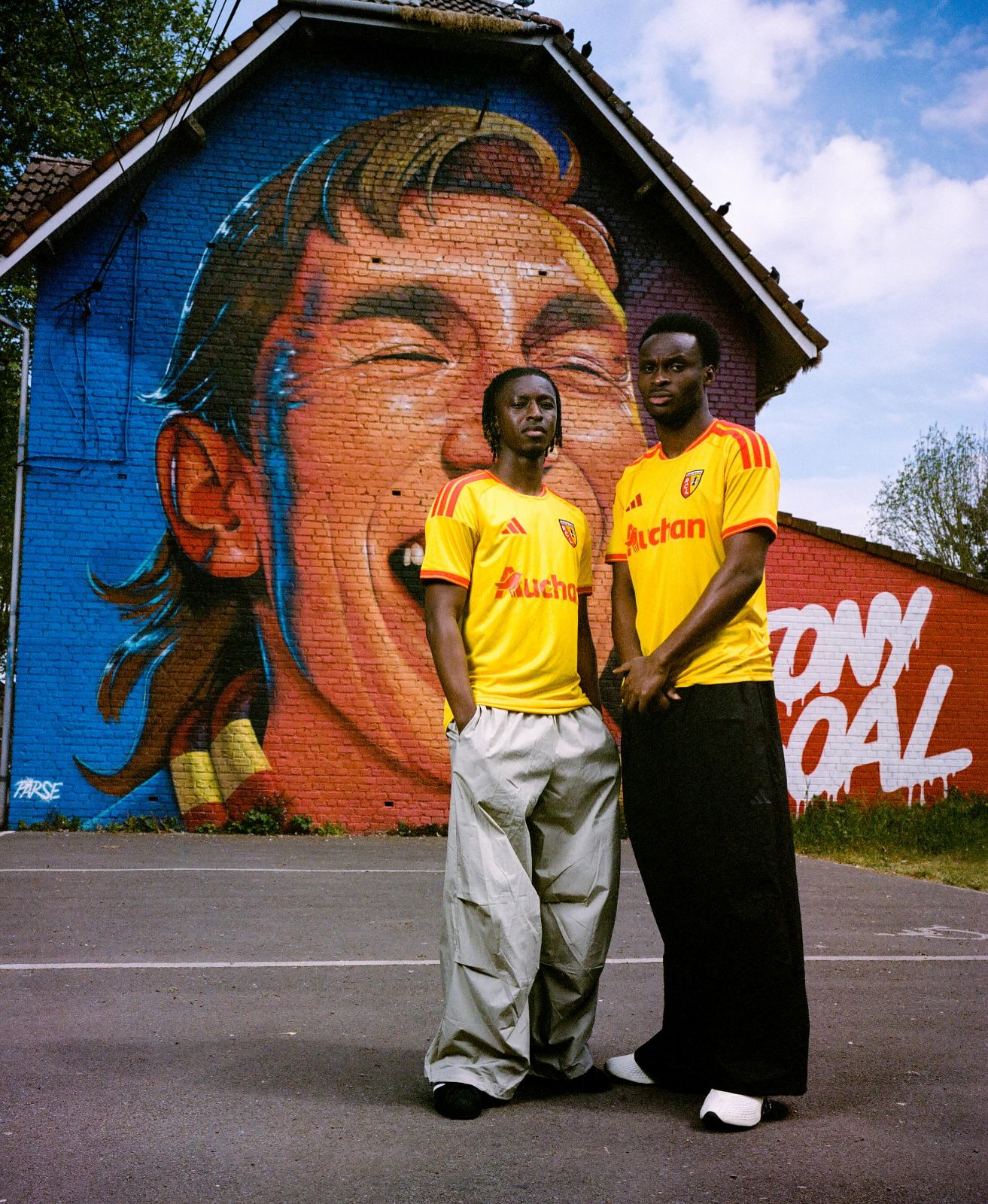 Das ist das RC Lens Heimtrikot 2026-2027 von adidas