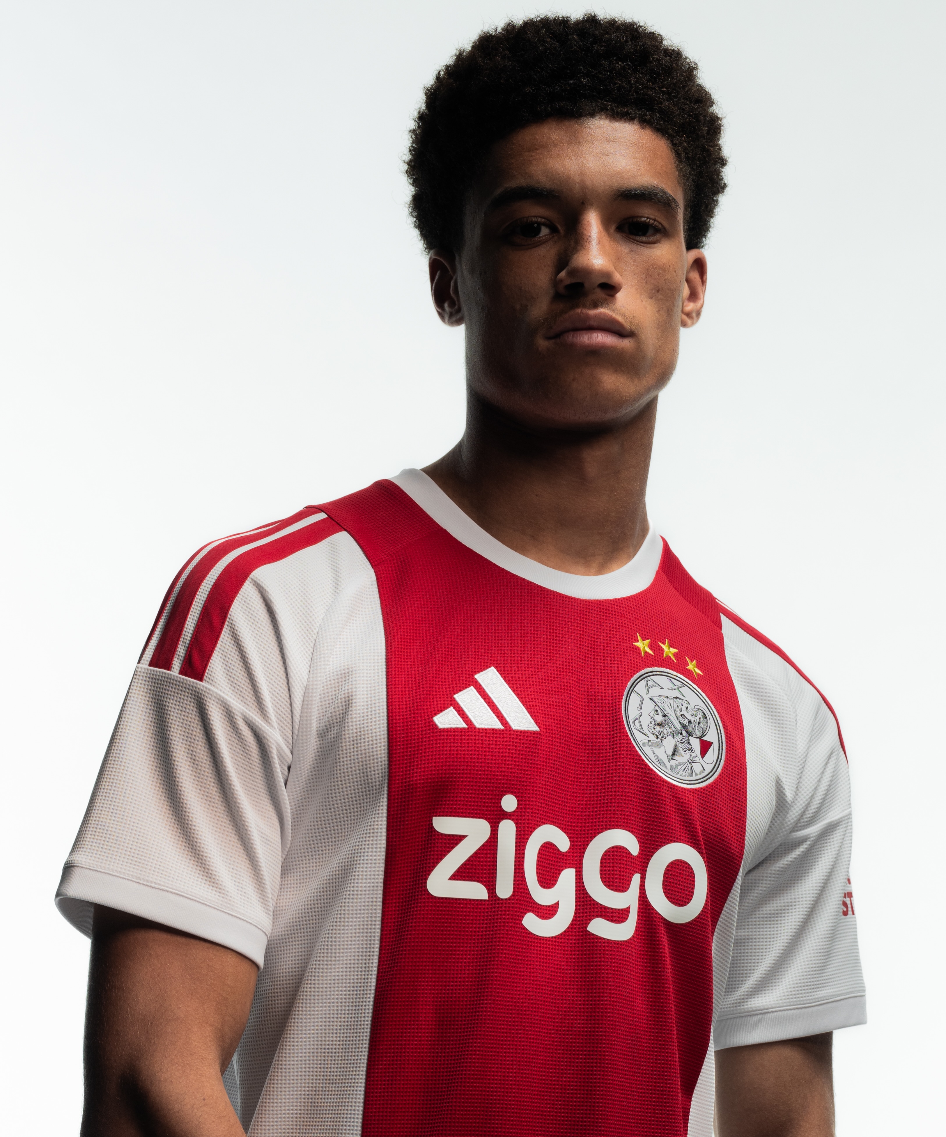 Das Ajax Heimtrikot 2026-2027 hat ein zeitloses Design!