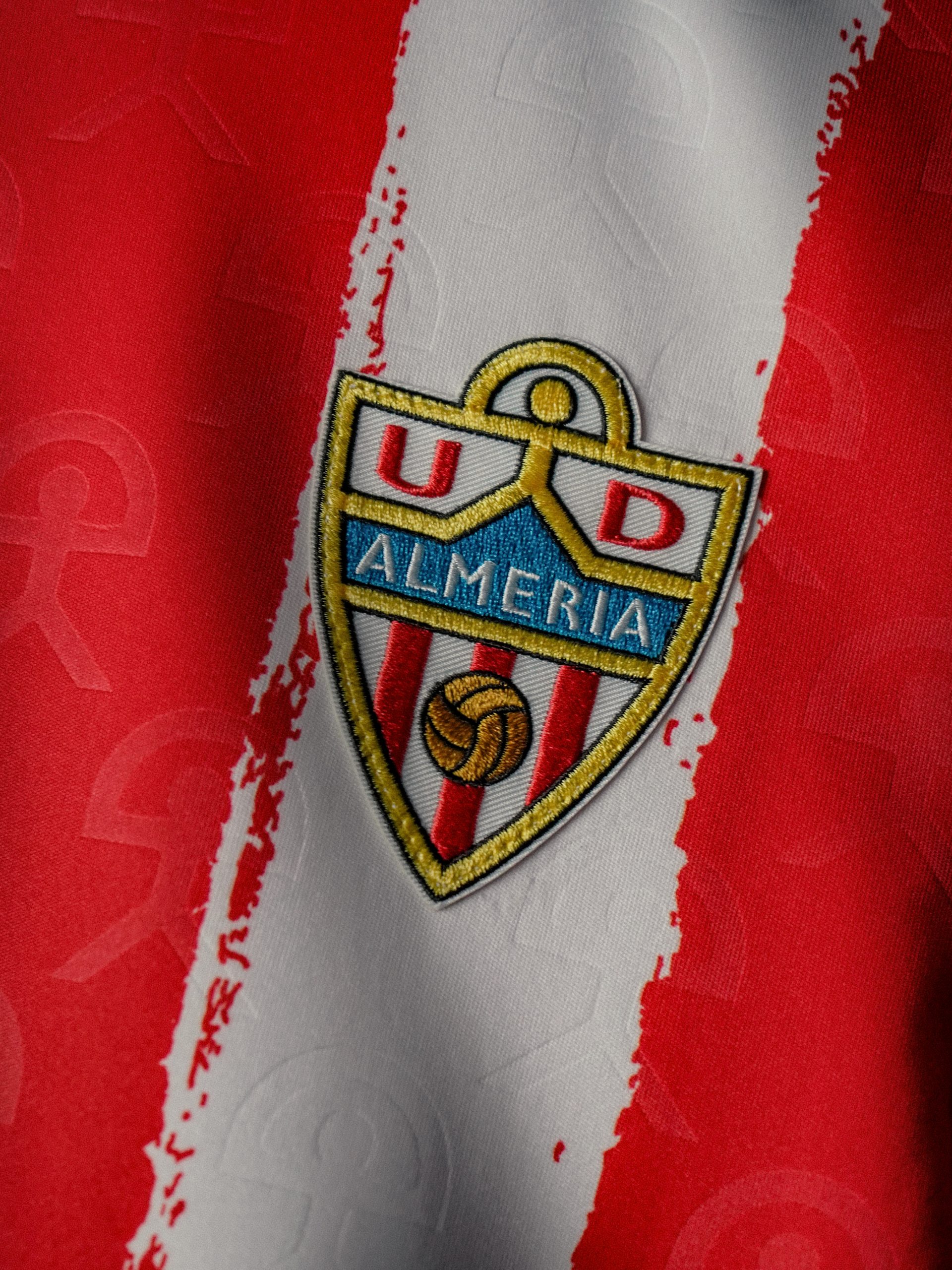 Trikots UD Almería 2026-2027 im Zeichen des Indalo-Symbols
