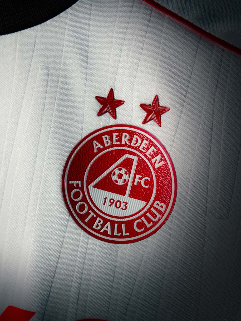 Das sind die Aberdeen Trikots 2026-2027 von Macron